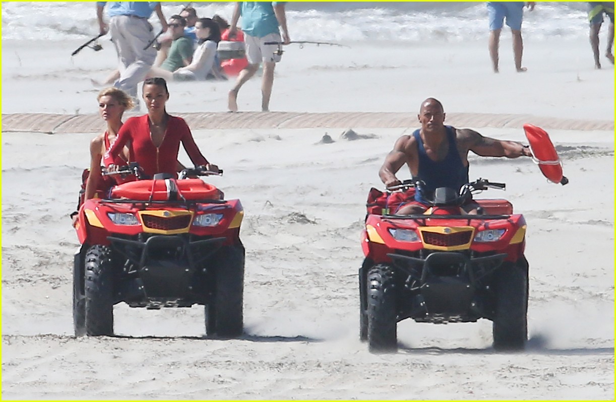 Zac Efron Pretends to Save Kids From Drowning for 'Baywatch'