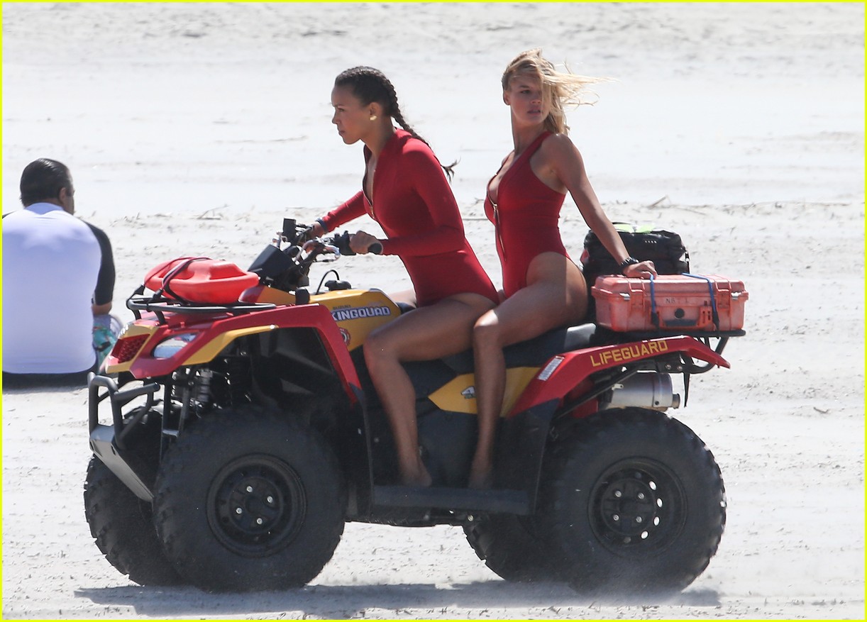 Zac Efron Pretends to Save Kids From Drowning for 'Baywatch'