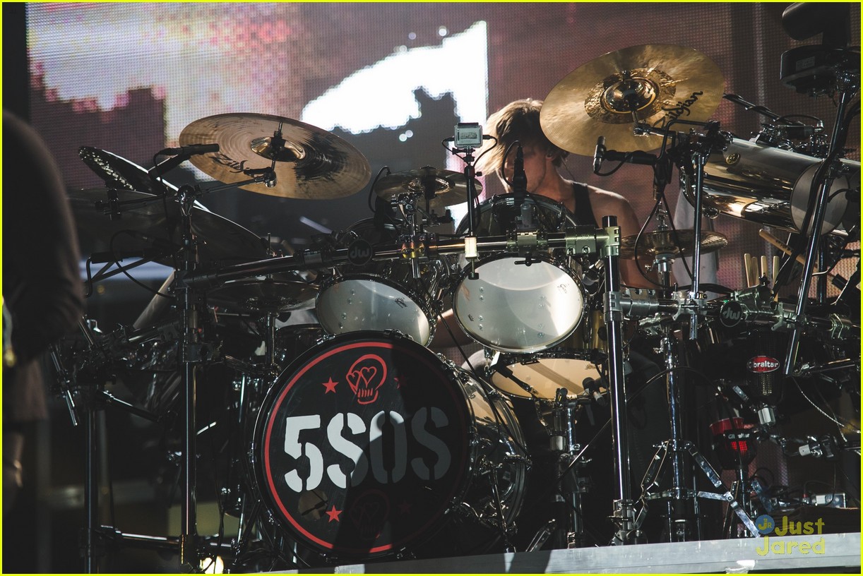 5 Seconds of Summer Play Sheffield On 'Sounds Live Feels Live' Tour (Pics)