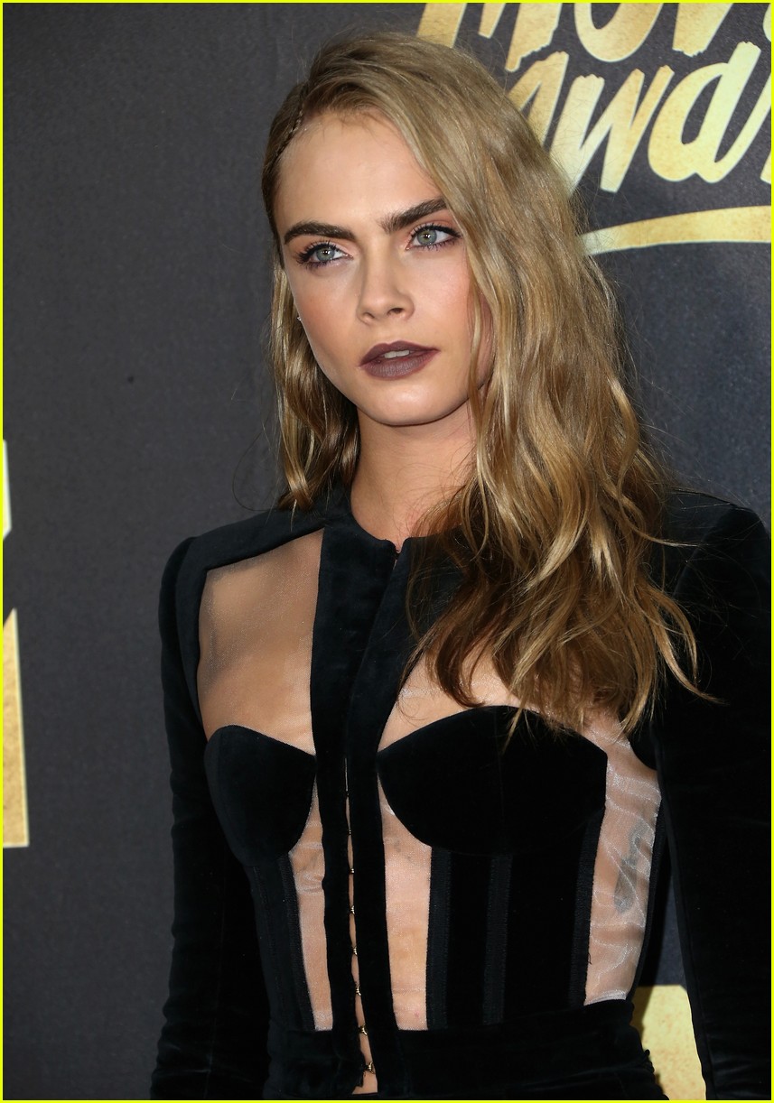 Cara Delevingne Is Stunning in Suit at MTV Movie Awards 2016