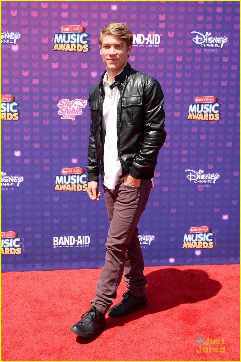 Dove Cameron & Fiance Ryan McCartan Join 'Liv & Maddie' Cast at RDMA 2016