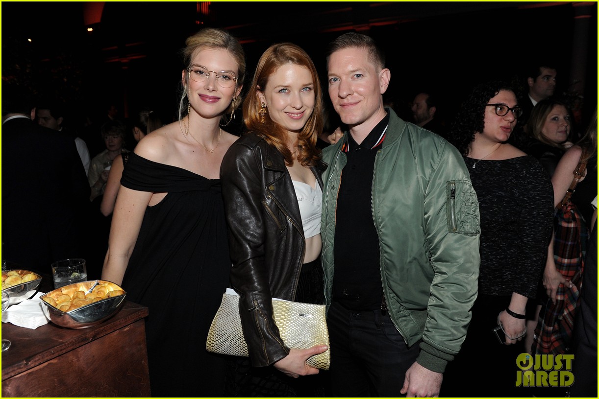 'Stitchers' Star Emma Ishta Shows Off Baby Bump at 'Outlander' Premiere