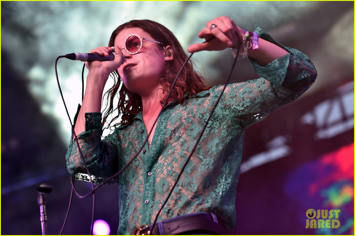 Ellie Goulding Is White Hot for Coachella Night One!