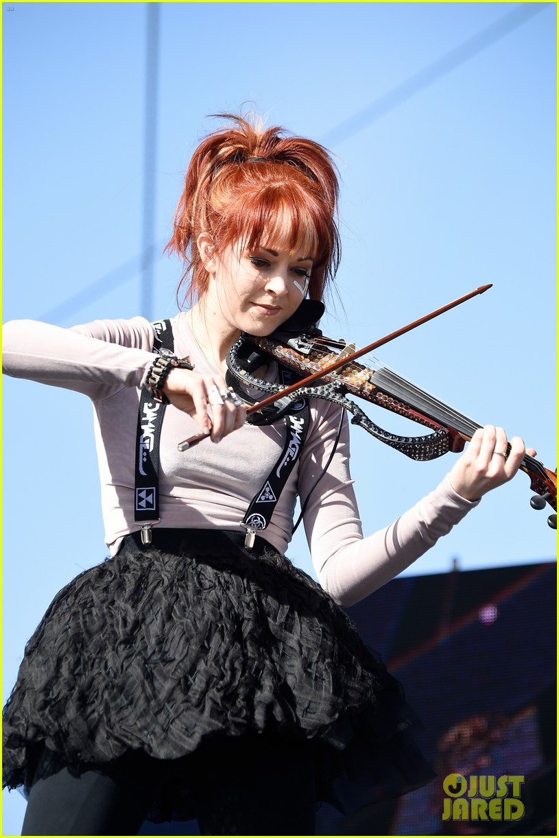 Ellie Goulding Is White Hot for Coachella Night One!