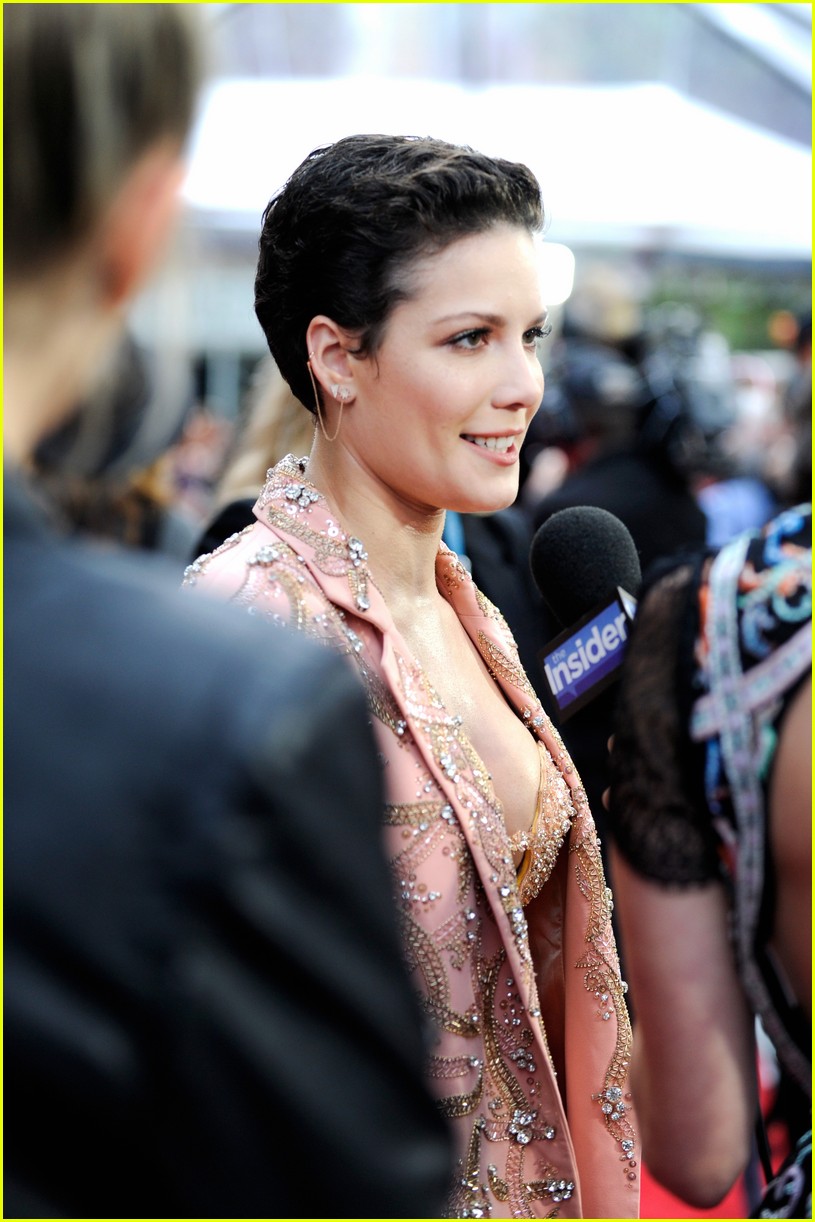 Halsey Goes 'Mermaid Business Casual' for MTV Movie Awards 2016