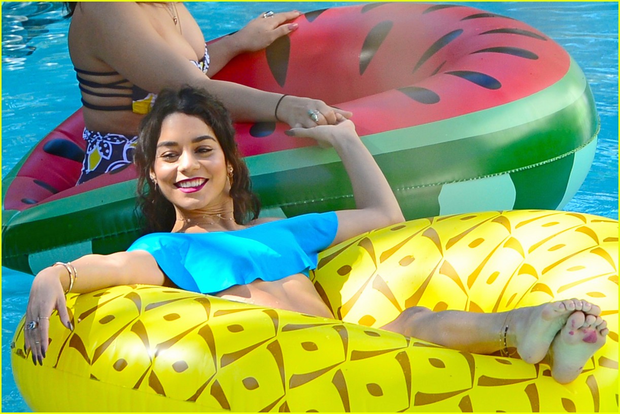 Vanessa & Stella Hudgens Soak Up Some Sun on Sister Trip