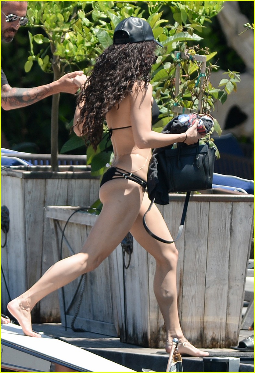 Vanessa & Stella Hudgens Soak Up Some Sun on Sister Trip