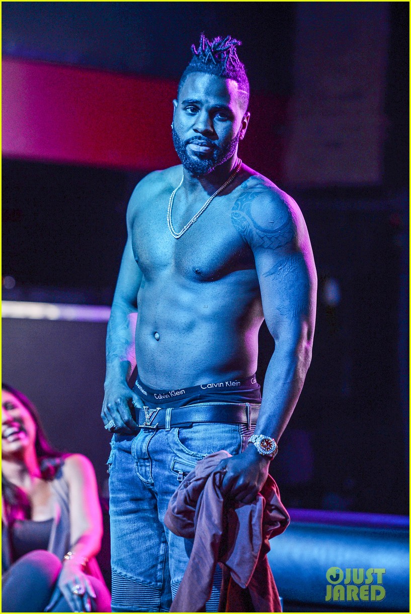 Jason Derulo Rips His Shirt Off During Florida Concert