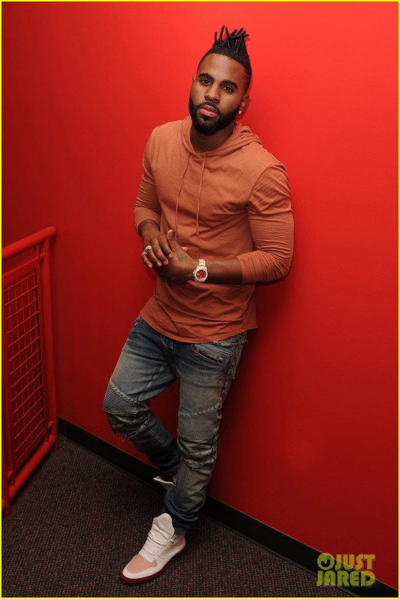Jason Derulo Rips His Shirt Off During Florida Concert