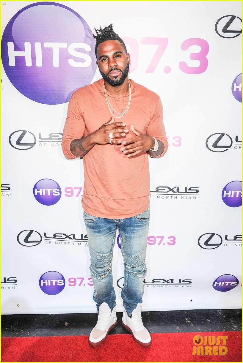 Jason Derulo Rips His Shirt Off During Florida Concert