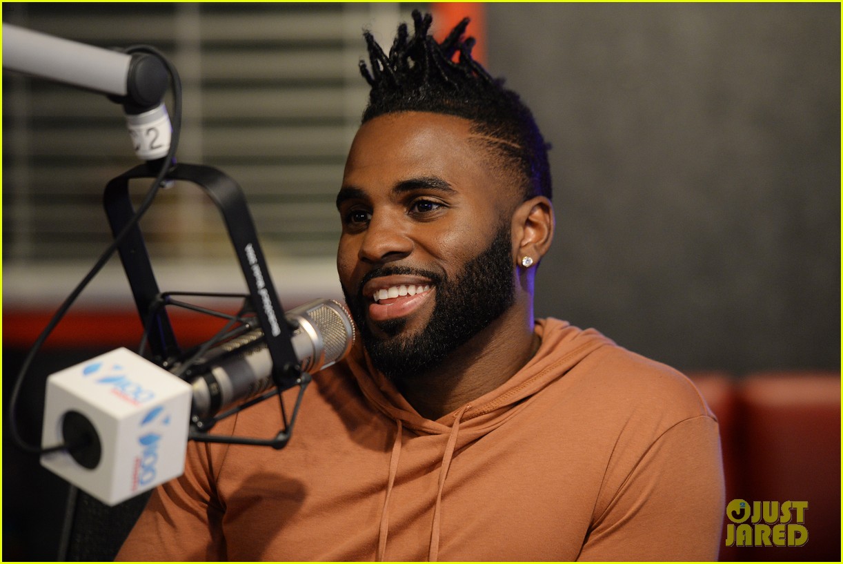 Jason Derulo Rips His Shirt Off During Florida Concert