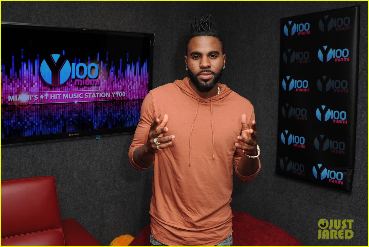 Jason Derulo Rips His Shirt Off During Florida Concert
