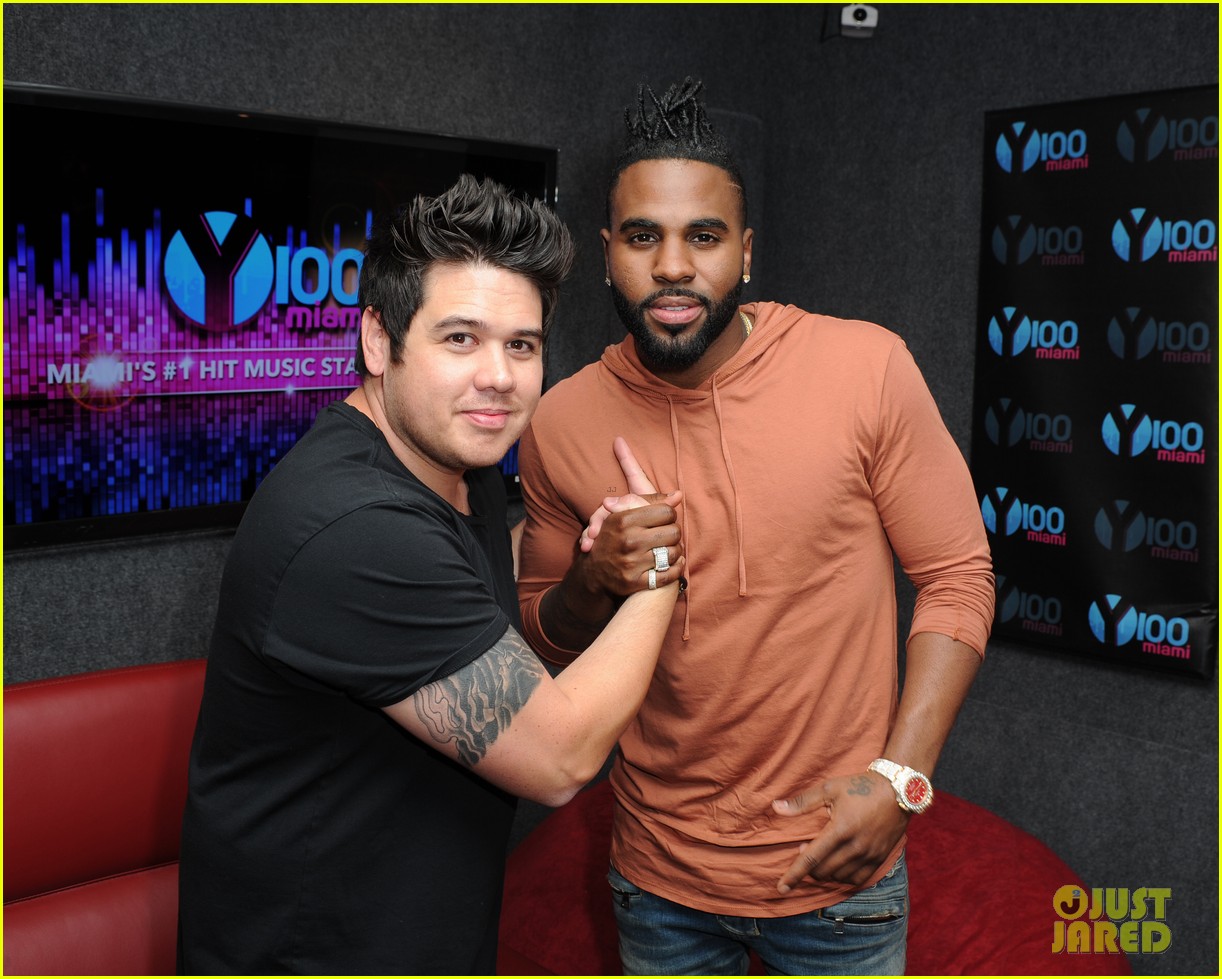 Jason Derulo Rips His Shirt Off During Florida Concert