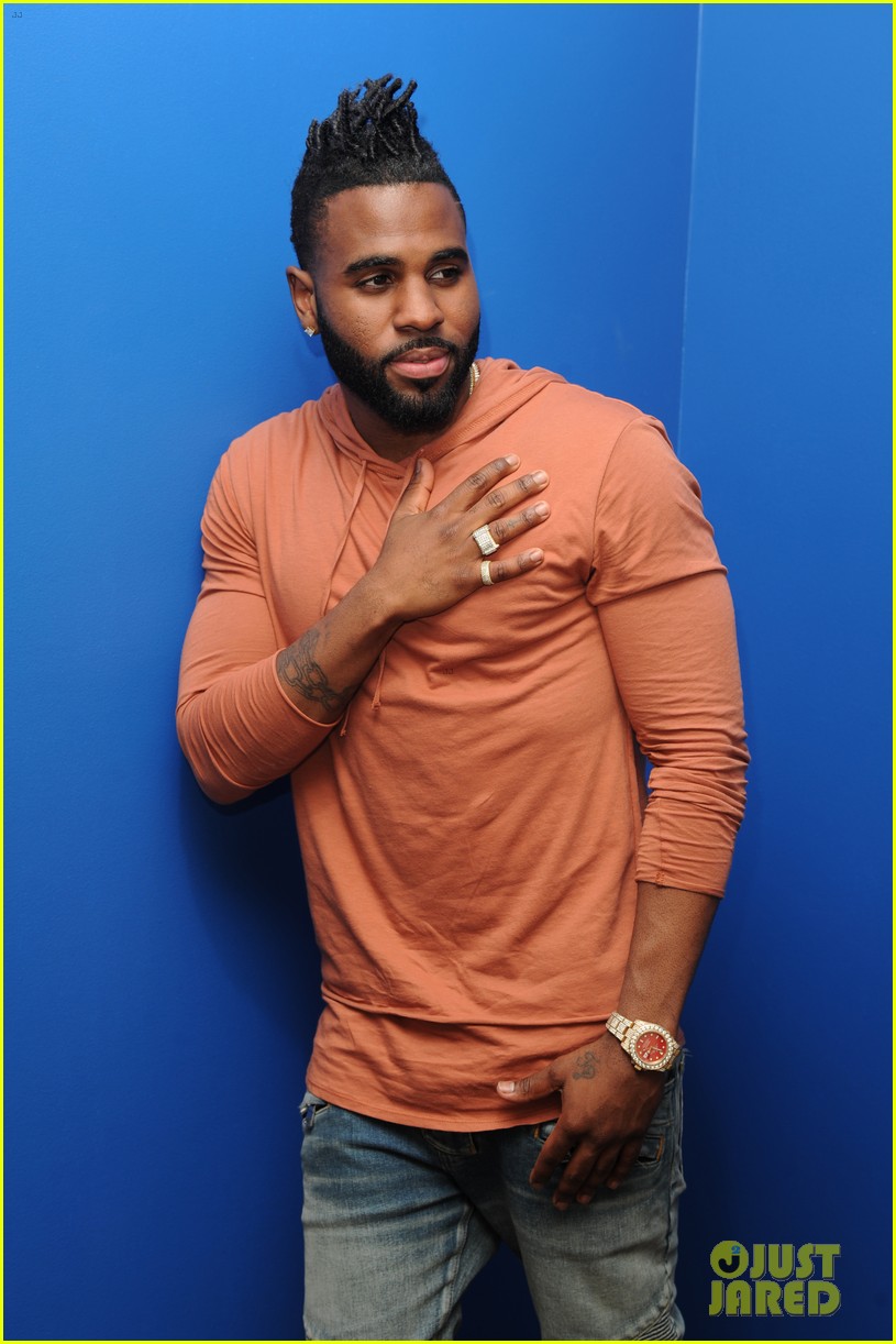 Jason Derulo Rips His Shirt Off During Florida Concert