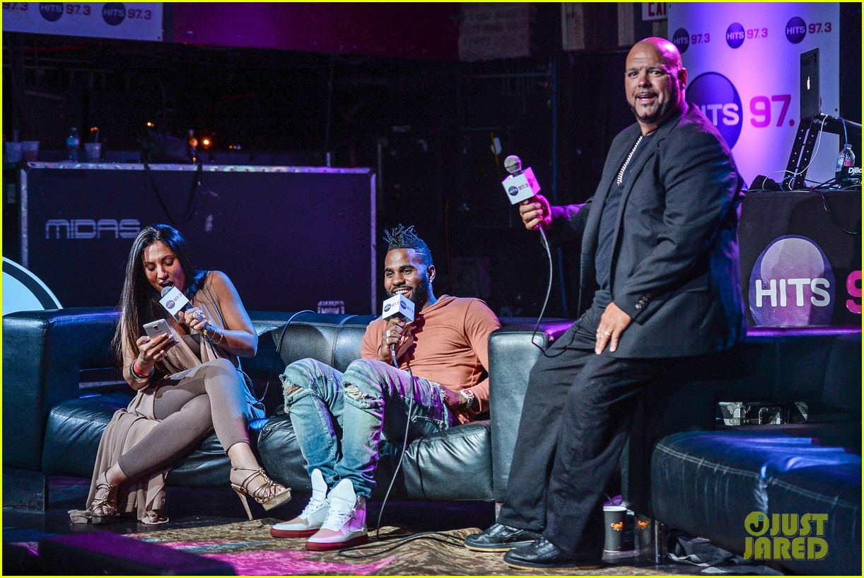 Jason Derulo Rips His Shirt Off During Florida Concert