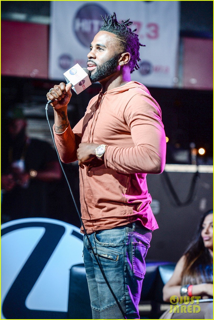 Jason Derulo Rips His Shirt Off During Florida Concert