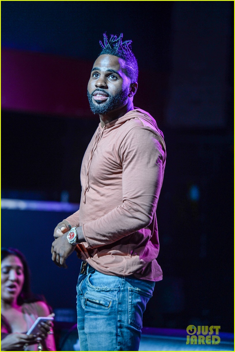 Jason Derulo Rips His Shirt Off During Florida Concert