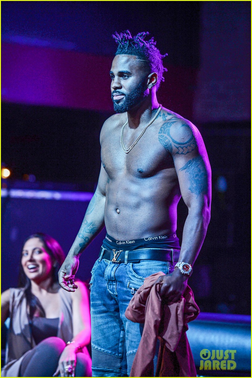 Jason Derulo Rips His Shirt Off During Florida Concert