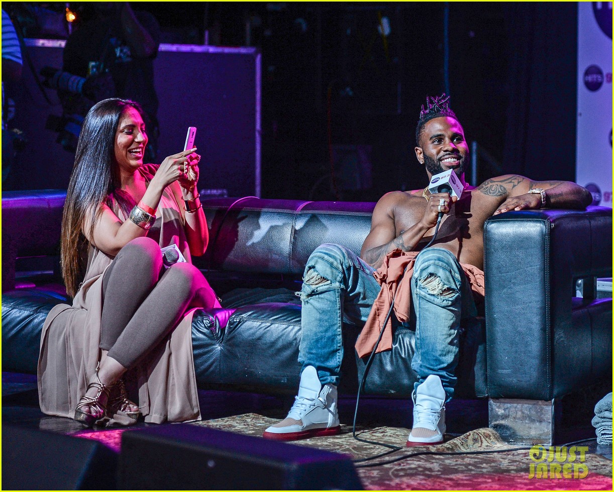 Jason Derulo Rips His Shirt Off During Florida Concert