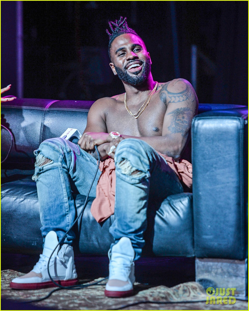 Jason Derulo Rips His Shirt Off During Florida Concert