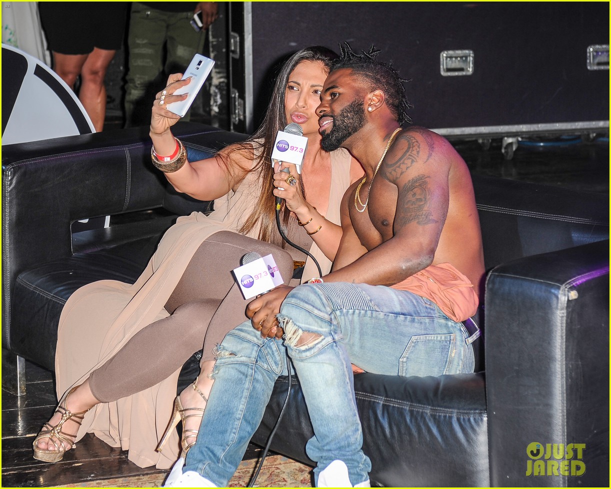 Jason Derulo Rips His Shirt Off During Florida Concert