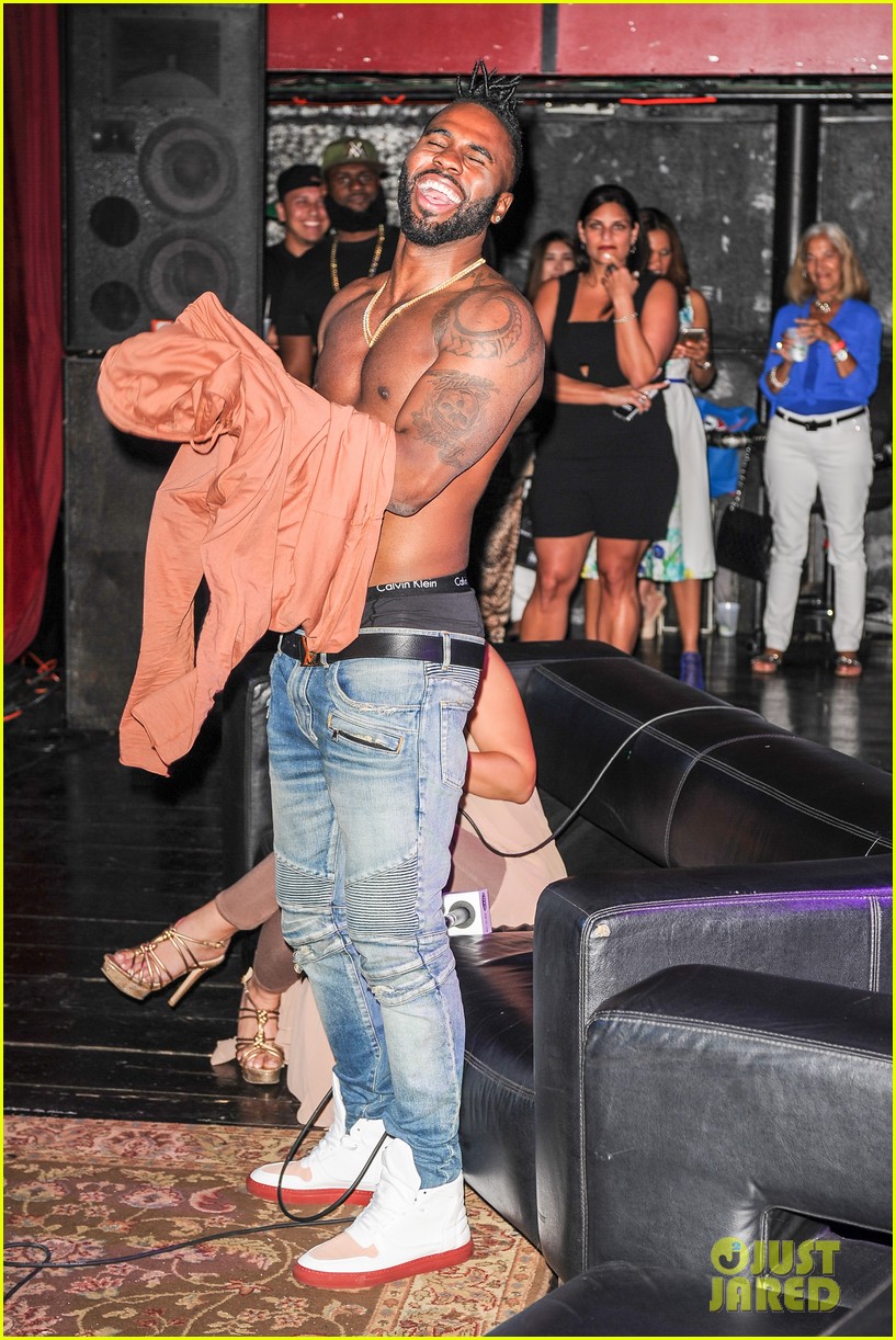 Jason Derulo Rips His Shirt Off During Florida Concert