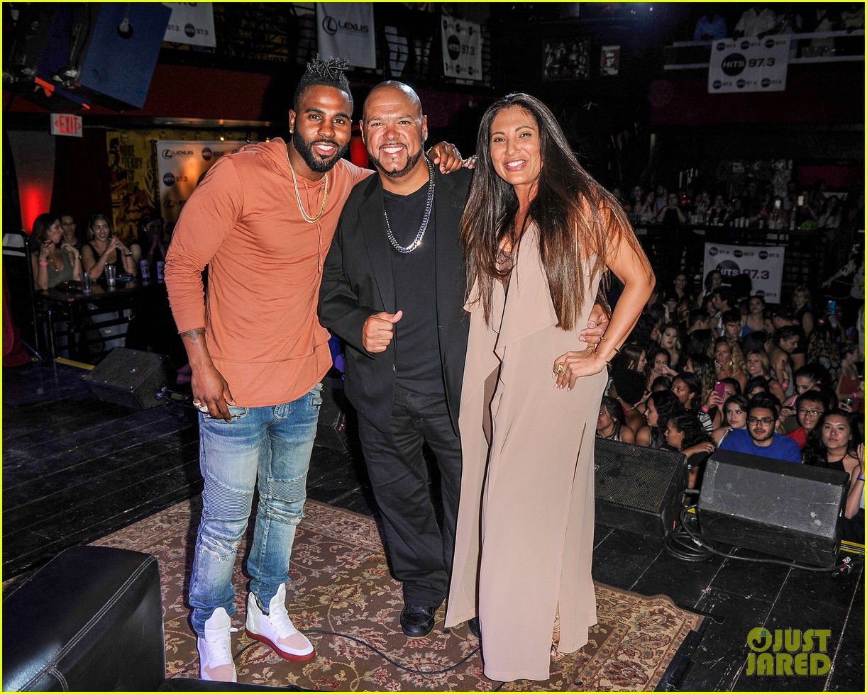 Jason Derulo Rips His Shirt Off During Florida Concert