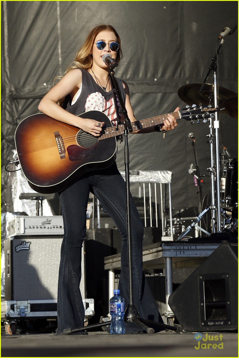 Kelsea Ballerini Accepts ACM Award At Party For A Cause Festival