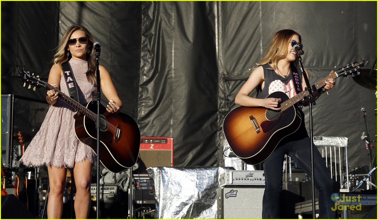 Kelsea Ballerini Accepts ACM Award At Party For A Cause Festival