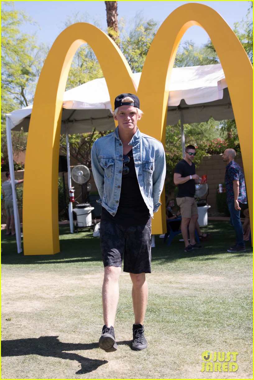 Kendall & Kylie Jenner Party with Bootsy Bellows at Coachella!