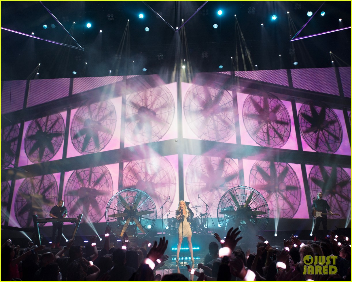 Zara Larsson Performs 'Never Forget You' at RDMA 2016