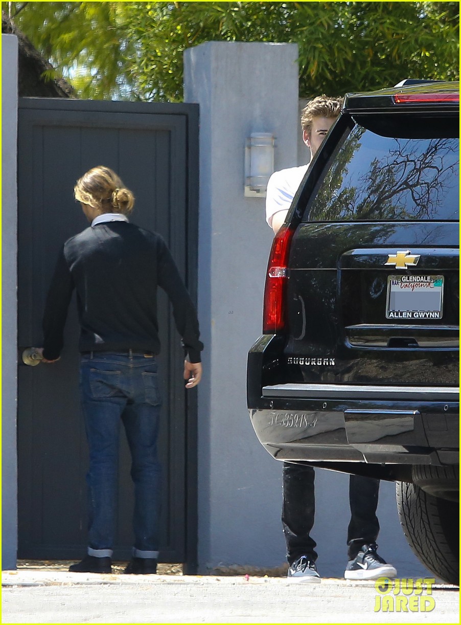 Liam Hemsworth Emerges Solo in Studio City