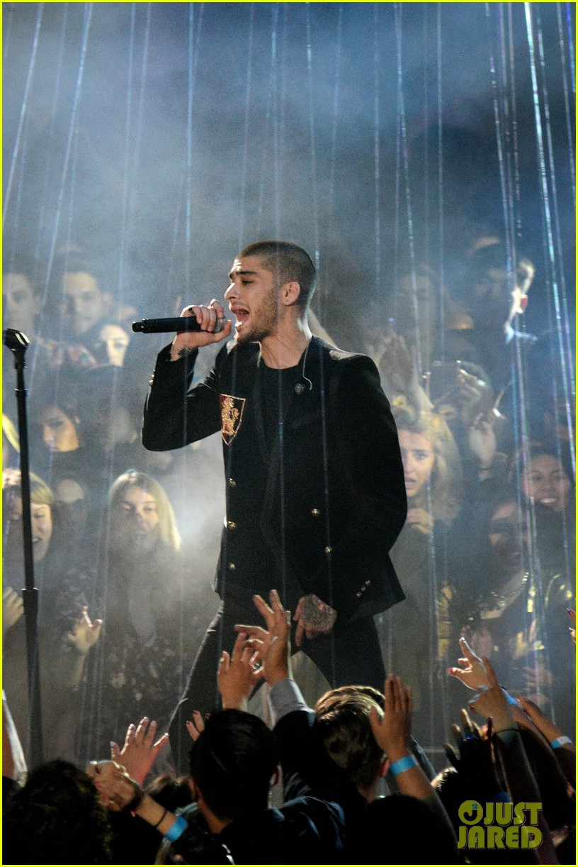 Zayn Malik Gives First Solo Awards Show Performance for iHeartRadio! (Video)