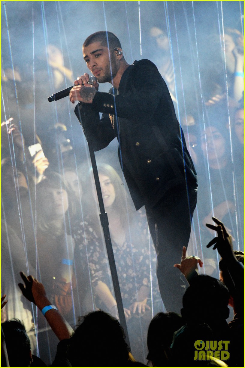 Zayn Malik Gives First Solo Awards Show Performance for iHeartRadio! (Video)