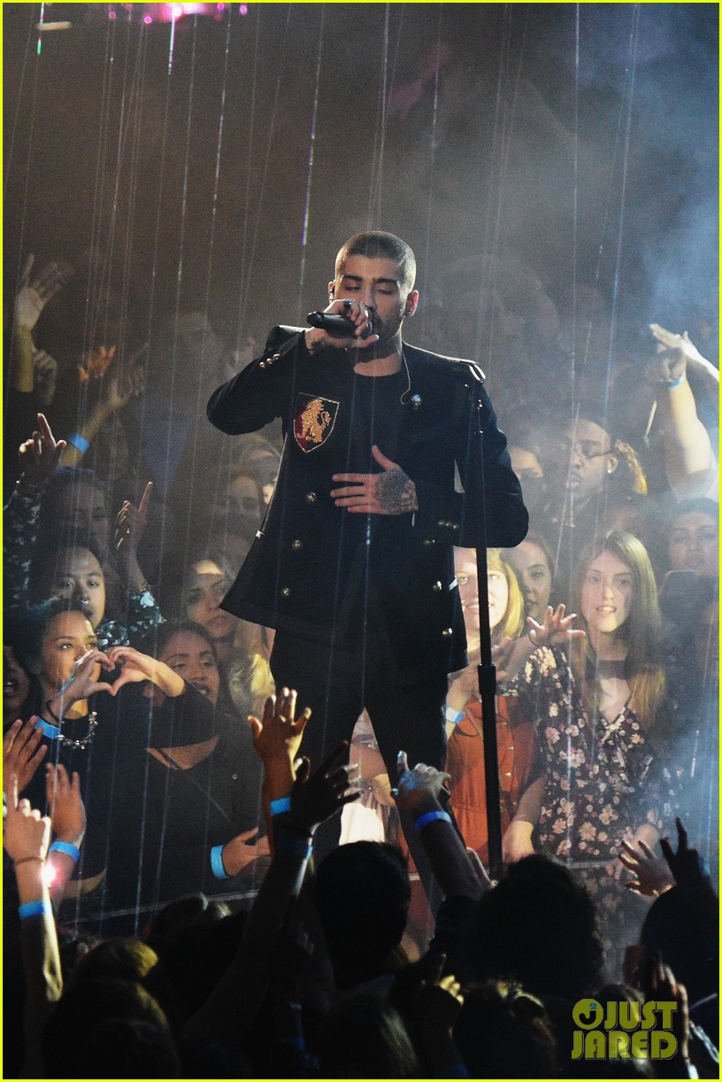 Zayn Malik Gives First Solo Awards Show Performance for iHeartRadio! (Video)
