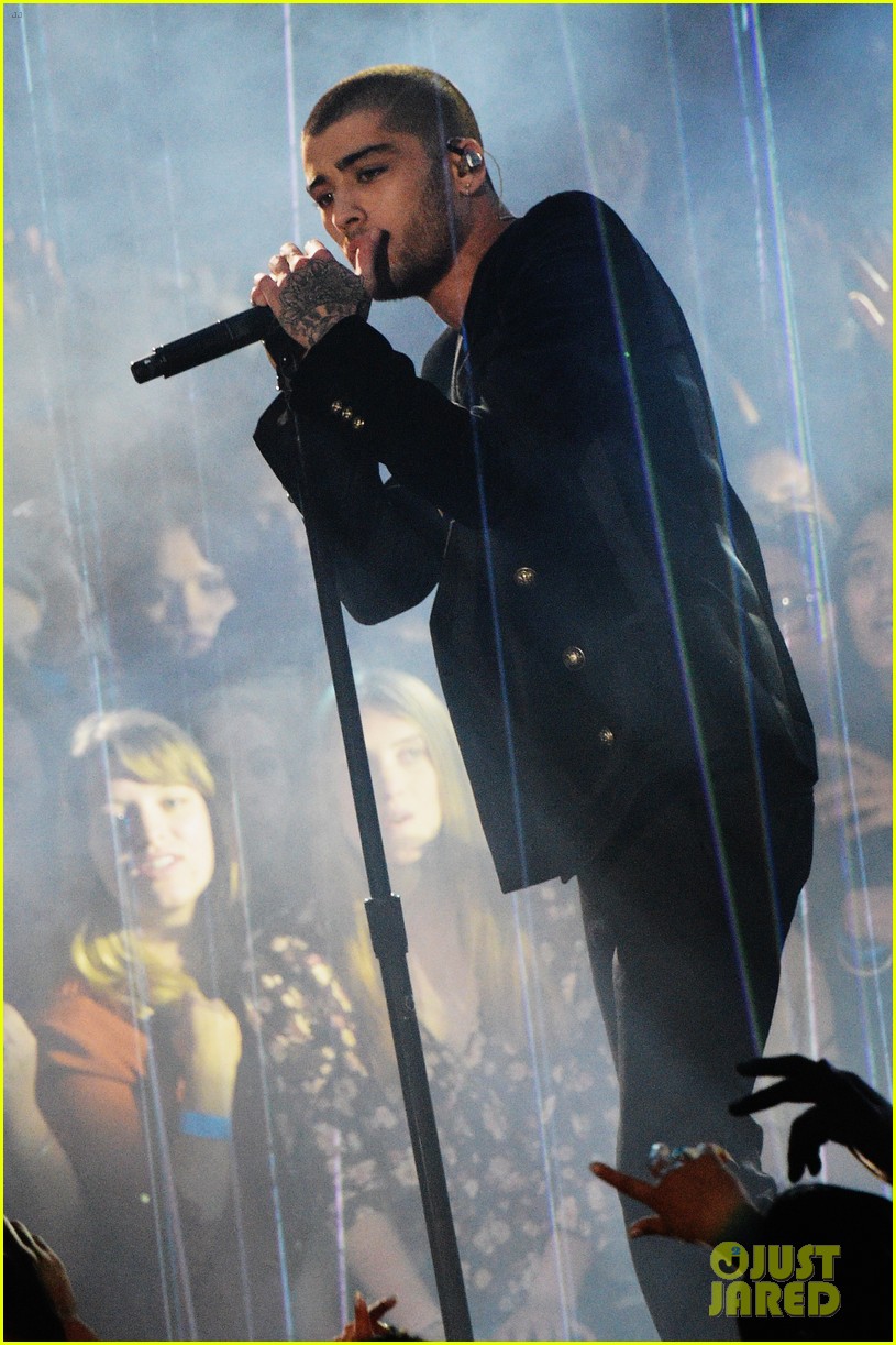 Zayn Malik Gives First Solo Awards Show Performance for iHeartRadio! (Video)