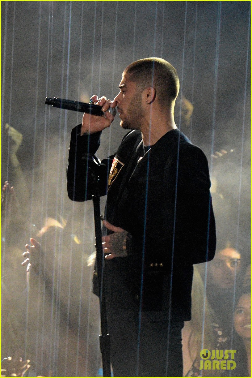 Zayn Malik Gives First Solo Awards Show Performance for iHeartRadio! (Video)