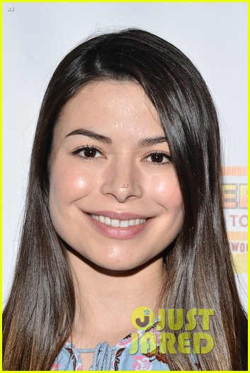 Miranda Cosgrove is Still 'So Close' With 'iCarly' BFF Jennette McCurdy