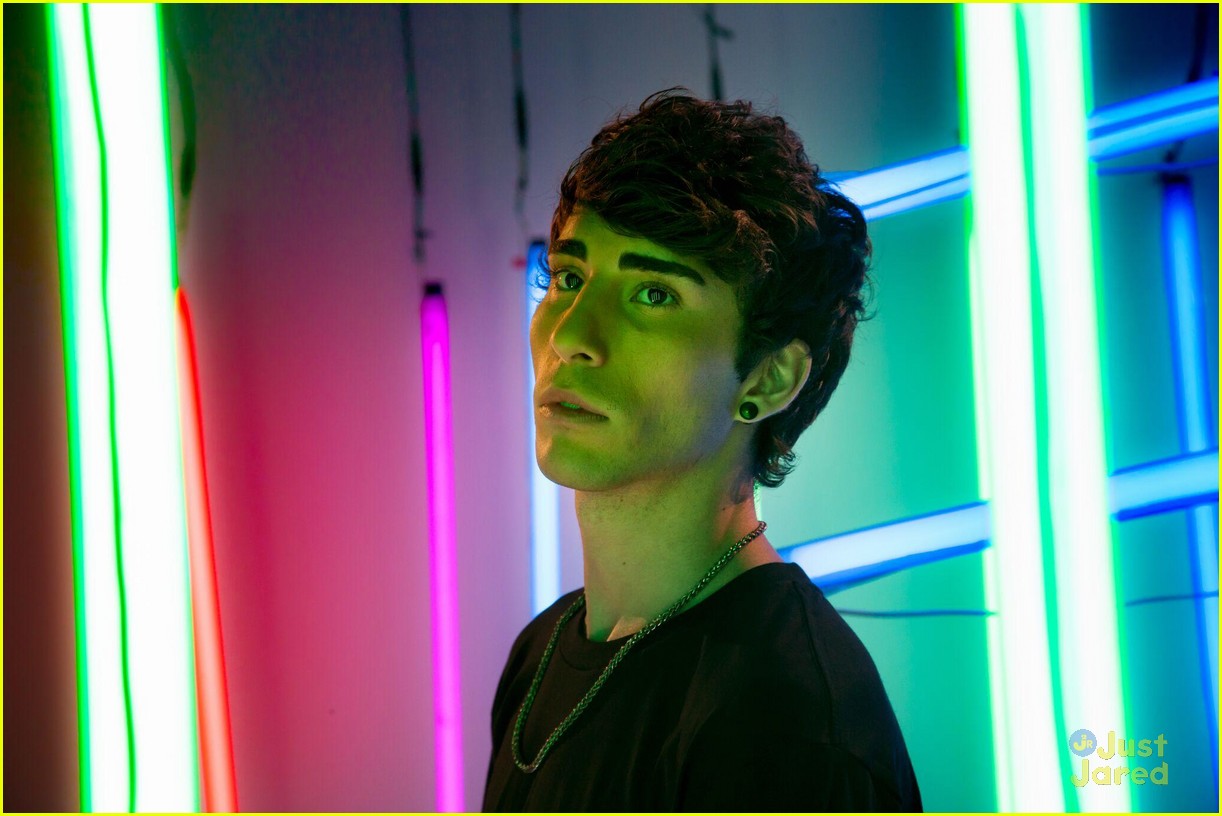 Nick de la Hoyde Teases New Video 'Never Gonna Beg For It' (Exclusive Pics)