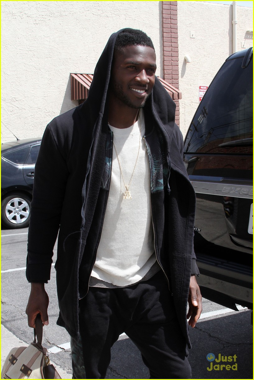 Peta Murgatroyd Signs With Nyle DiMarco Ahead Of DWTS Practice