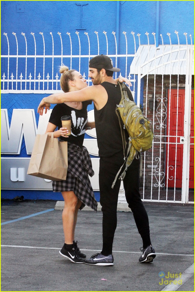 Peta Murgatroyd Signs With Nyle DiMarco Ahead Of DWTS Practice