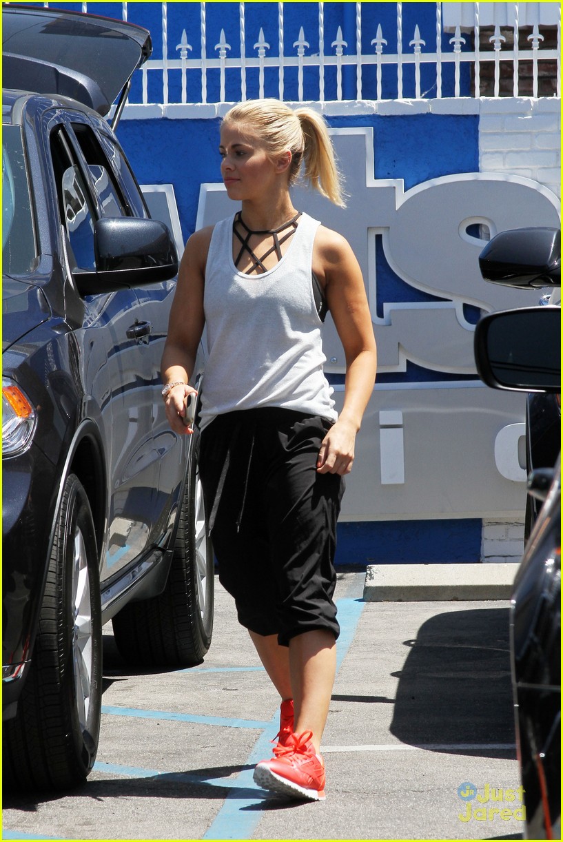 Peta Murgatroyd Signs With Nyle DiMarco Ahead Of DWTS Practice