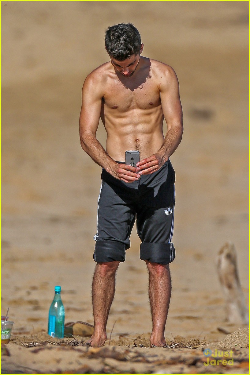 Veronica Dunne & Max Ehrich Have Fun on the Beach During Hawaiian Vacation