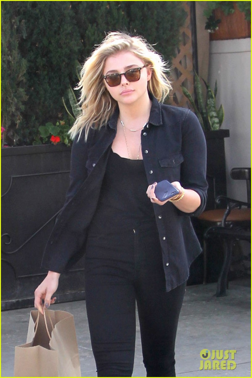 Brooklyn Beckham & Chloe Moretz Take a Cute Selfie!