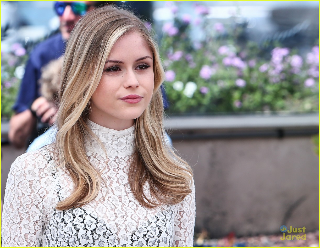Erin Moriarty Dances With Mel Gibson At 'Blood Father' Photo Call in Cannes