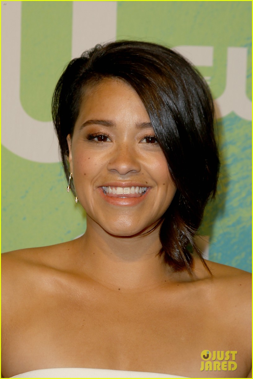 Gina Rodriguez Steps Out at CW Upfronts 2016 With Rose McIver & Marie Avgeropoulos