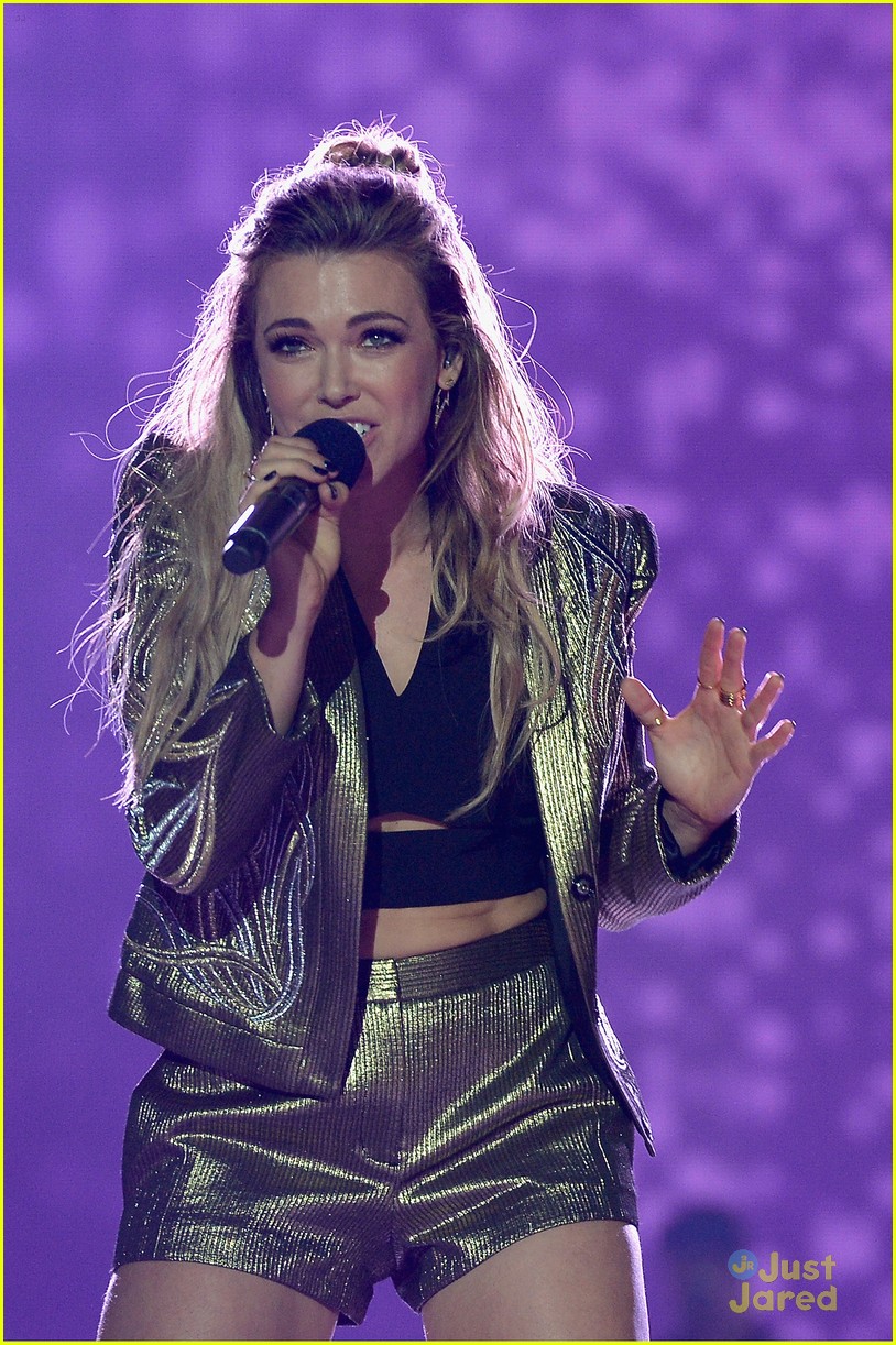 Rachel Platten Performs 'Fight Song' At Invictus Games Closing Ceremony