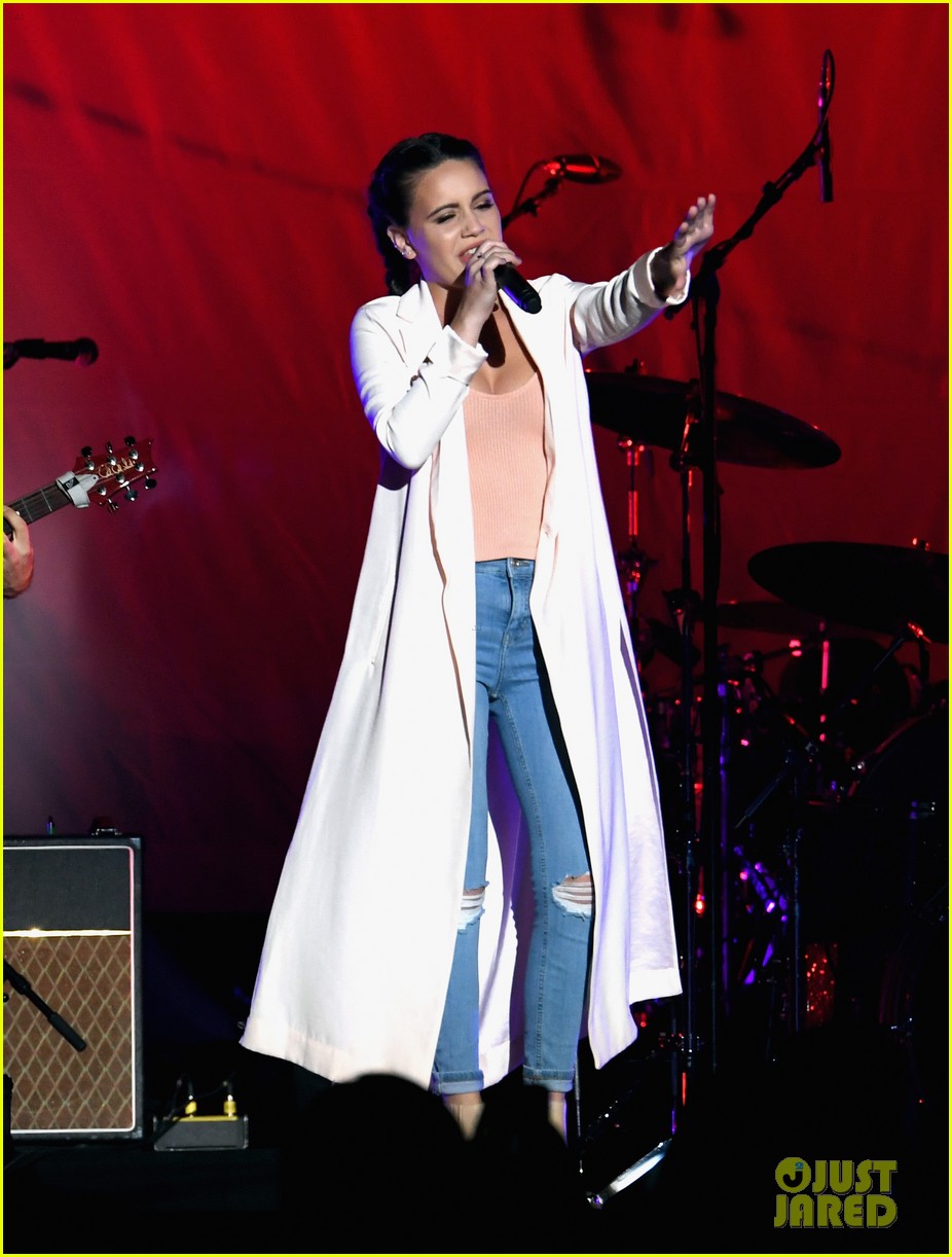 Selena Gomez Kicks Off 'Revival' Tour in Vegas (Set List)