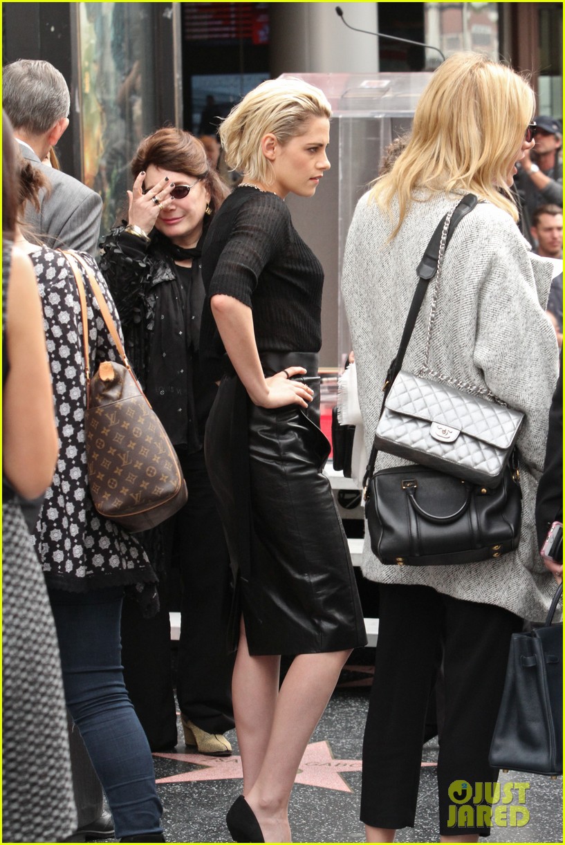 Kristen Stewart Presents Hollywood Star to Friend Jodie Foster
