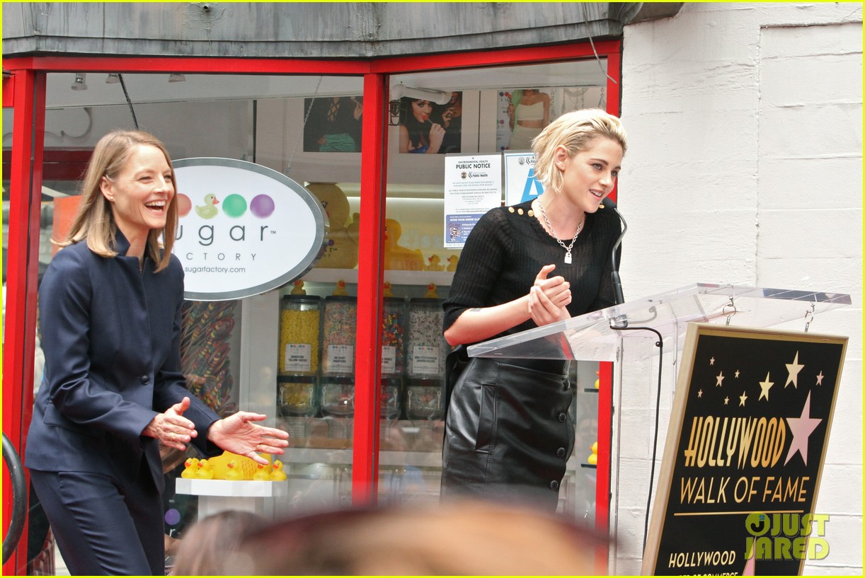 Kristen Stewart Presents Hollywood Star to Friend Jodie Foster